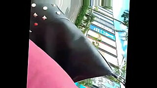 Wanita Filipina merekam dirinya sendiri dalam video quad-cam.