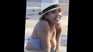 FapHouse trình bày một cảnh solo nóng bỏng với Jessica Alba.