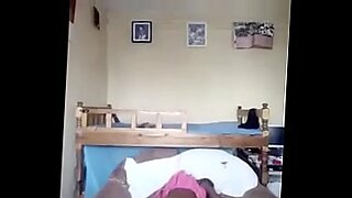 Seorang gadis Zanzibar muda mengeksplorasi kenikmatan yang intens di kamar tidur.