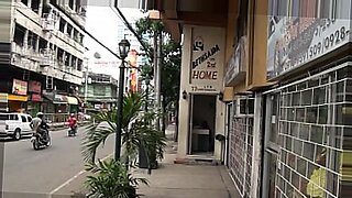 Garoto ordenha Cebu dá uma lactação intensa em um vídeo quente.