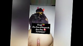 Deux jeunes femmes s'engagent dans une action ludique entre filles, ce qui conduit à une excitation sur un change pad.