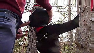 Un homme bien doté attire l'attention dans une scène torride.