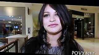 Uma garota bengali sensual de 18 anos estrela em um vídeo de sexo cheio de leite.