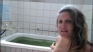 Uma morena sedutora experimenta encontros apaixonados e sensuais.