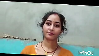 La ragazza Kannada esplora i suoi desideri selvaggi in un video di debutto.