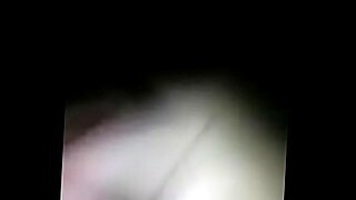 Un joven explora el placer en un video POV.