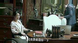 一个被堵住嘴的亚洲女人在捆绑场景中掌握深喉技巧。