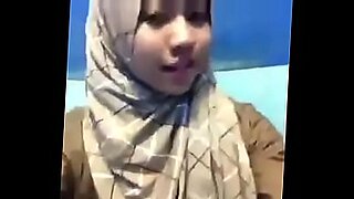 Seorang wanita janda mengatasi kesedihan dan berhubungan kembali secara seksual.