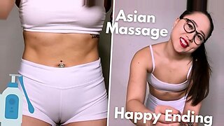 Une beauté asiatique taquine et satisfait lors d'une rencontre POV intime.