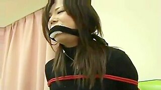 Bellezze asiatiche legate e imbavagliate in un caldo trio BDSM