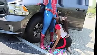 スパイダーマンのウェックスが誘惑的な泥棒と野生のセックスキャパドを楽しむ。