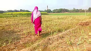 Radhika's onverzadigbare verlangen leidt tot een intense lesbische ontmoeting.