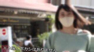 セネガルの女性がカエルと野生になる