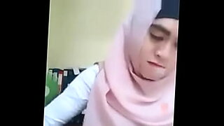 Sensual Farhani memamerkan daya tarik menularnya.