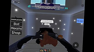 Una scena di sesso Roblox con una K seducente e il suo partner.