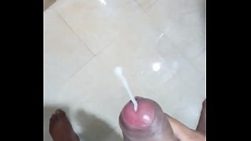 Gadis Asia amatir yang lucu memberikan blowjob tersembunyi pada penis besar dalam video kamera.