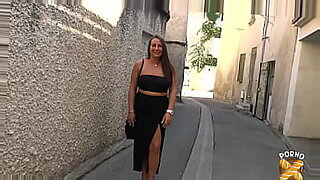 Trio milf avec jeu anal et de seins en plein air