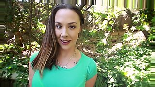 A morena Chanel Preston adora um pau grande e faciais em um vídeo HD.