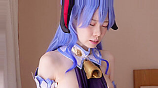 Ganyu Genshin Impact si diverte con una bellezza asiatica prosperosa in un video cosplay.