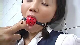 สาวงามชาวเอเชียถูกมัดและครอบงําในเซสชั่น BDSM ที่รุนแรง