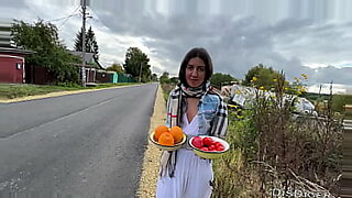 Une fille du village attire l'attention du public et reçoit une éjaculation.