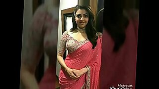 Gadis India panas menjadi nakal di kamera.