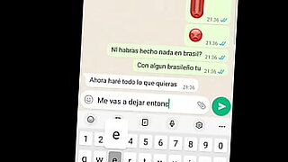 Jovencita y mujer madura se bañan juntas