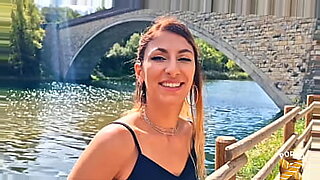 Una sexy MILF bruna gode di una penetrazione anale profonda in varie posizioni.