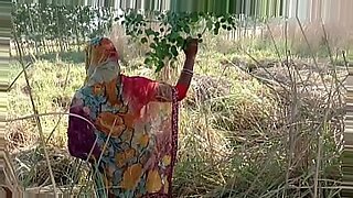 Una pareja india se pone traviesa en el campo.