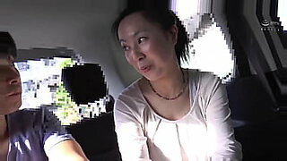 Japanse milfs worden verrast door een verborgen camera en een grote zwarte lul