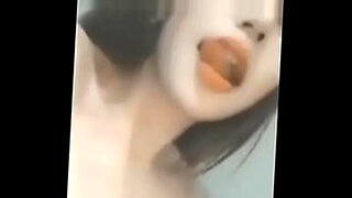 Filipina seductora se involucra en encuentros calientes, mostrando sus habilidades.