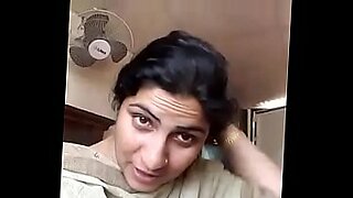 Les filles desi se livrent à des rencontres chaudes dans un clip pakistanais.