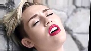 Η Miley Cyrus τραγουδάει και χορεύει προκλητικά