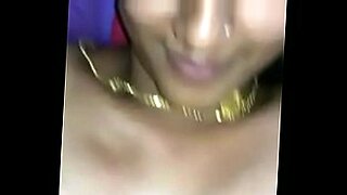 Une bhabhi sensuelle se livre à un jeu chaud avec son amant.