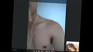 Seorang kecantikan Asia yang sensual meneroka keinginan liarnya dalam video XXX.