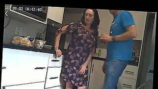 Uma câmera escondida captura o encontro apaixonado de sua esposa madura e seu jovem amante.